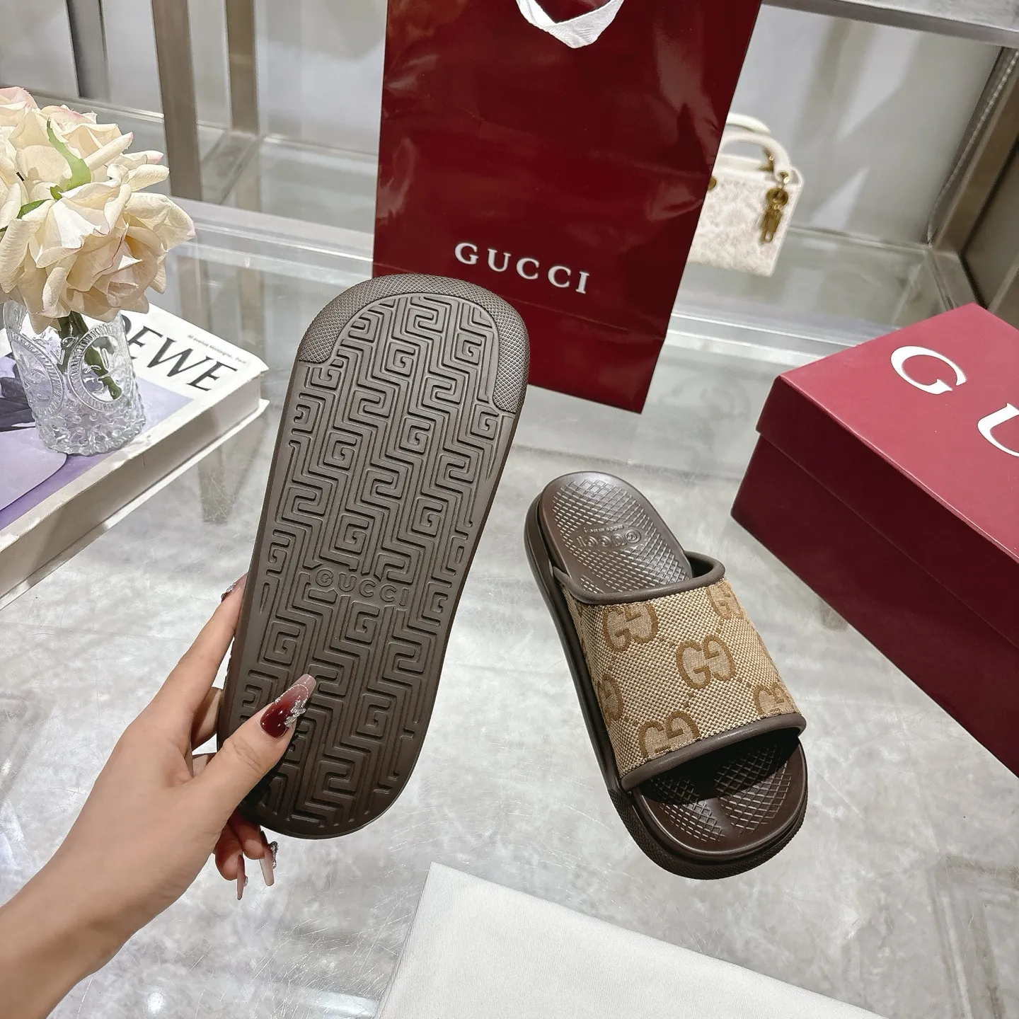 p400🐮🐮New summer men's slip-on slippers. Inspired by the summer spirit and beach clubs of the Italian coast, this piece is part of Gucci Lido. The Pre-Fall collection reinterprets the brand's signature elements and sophisticated patterns in a contemporary way. Made from black rubber, these flat sandals feature a slip-on design that reinterprets the brand's distinctive green and red web design. GG Classic Upper Men's Molded Rubber Footbed Gucci Logo Flat Made in Italy Size: Men's 40 to 47,